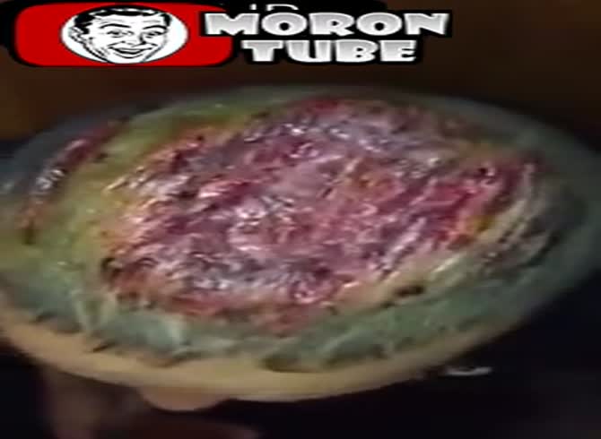 Video :A guy displays the terrible condition of his scalp, which is completely covered with scales